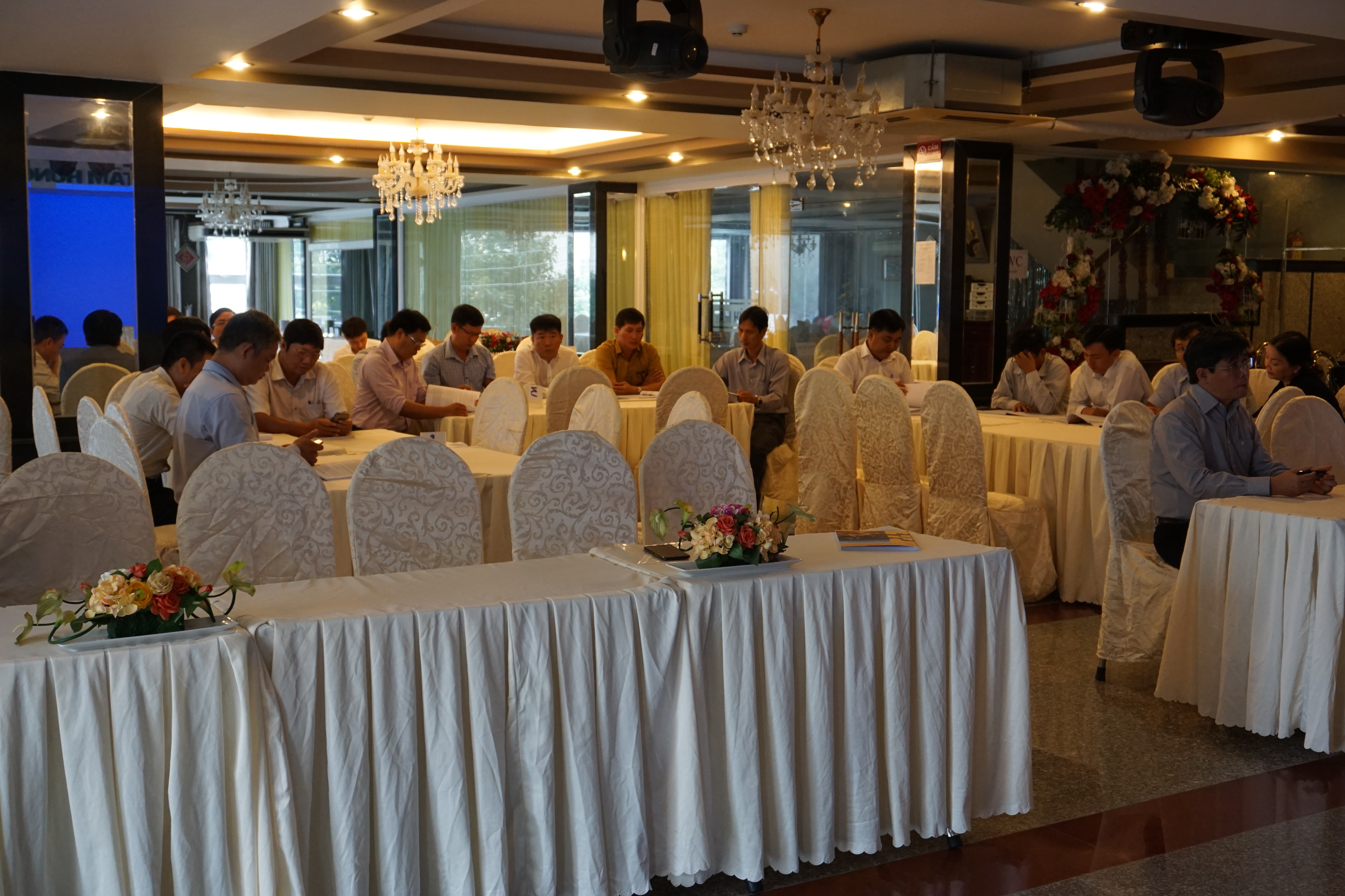 Ảnh: Giảng viên và các học viên khóa học nghe phát biểu khai giảng sáng ngày 17/7/2018